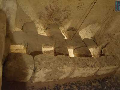 Notiamo anche una grata in pietra che affaccia sul piano superiore. Si tratta di un colatoio che veniva usato per i rituali di tanatomerfosi destinati ai corpi dei sacerdoti: venivano liberati dai liquidi corporei, mummificati e sepolti in tombe poste nella chiesa moderna